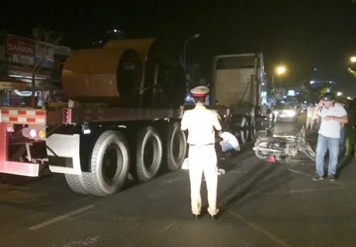 Va chạm với xe đầu kéo, một người chết, một người nguy kịch