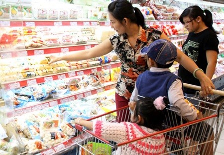 A customer buys food for her baby at a Co.op Mart in HCM City. Rapid urbanisation, growth of the middle class and rising rates of women's participation in the labour force are expected to stimulate global growth in baby food and diaper sales. — VNA/VNS Photo Pham Hau