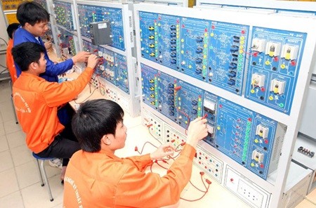 Students study electronics at the Nghe An Viet Duc Technical College. The number of jobs is expected to rise in Viet Nam following the formation of the ASEAN Community. (Photo: VNA/VNS)
