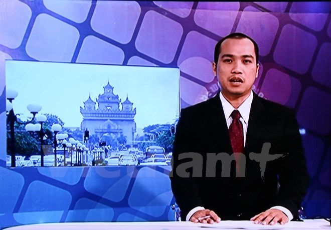 News programme in Vietnamese is broadcast live from 18:00 to 18:15 from Monday to Friday. Photo: VNA