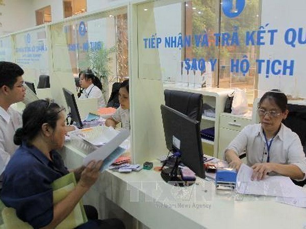 Residents register for home delivery of procedure papers at a public agency in Ho Chi Minh City. Photo: VNA