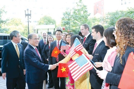 NA Chairman Nguyen Sinh Hung and his delegation are greeted by staff from Vietnamese Embassy, Vietnamese people in the US, and the Americans when they arrive in Boston City, officially kicking off the US visit. (Photo: VNA/VNS)