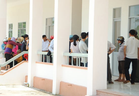 Relatives of the dead baby gather in the clinics asking to verify the cause of the death (Photo: SGGP)