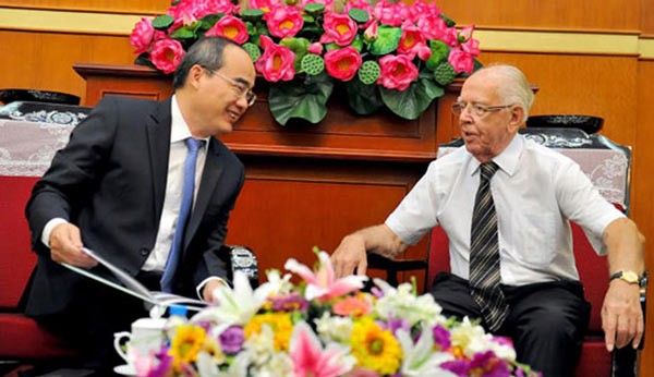 Chairman of Central Fatherland Front Committee of Vietnam Nguyen Thien Nhan (L) and Mr. Rudolf Walther, who has used his money to build two schools in Quang Nam and Ha Tinh.(Photo:SGGP)