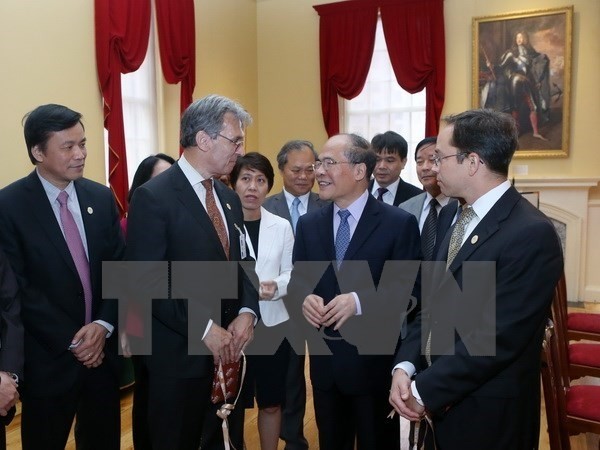 Chairman Nguyen Sinh Hung (front, second, left) at his visit to the Old Town Hall of Massachusetts (Photo: VNA)