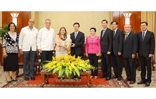 Deputy Standing Secretary of HCMC Party Committee Vo Van Thuong (fifth from left) offers a souvenir gift to President of ICAF Ms. Kenia Serrano Puig.(Photo:SGGP)
