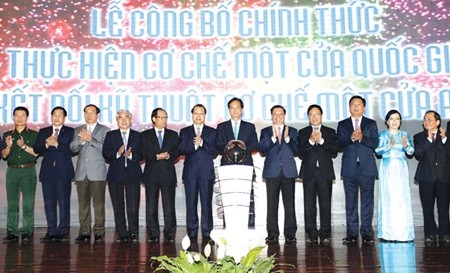 Prime Minister Nguyen Tan Dung announces a national one-stop-shop customs mechanism that will work with the ASEAN mechanism. (Photo: VNA/VNS)