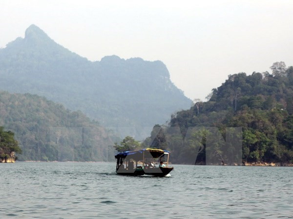 A boat sails on Ba Be Lake - a famous scenic site in Bac Kan (Photo: VNA)
