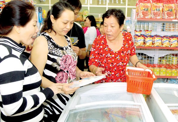 Residents buy food at a convenient store in Hoc Mon district, HCMC (Photo: SGGP)
