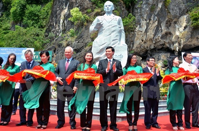 Participants cut the ribbon to inaugurate the statue (Photo: VNA)