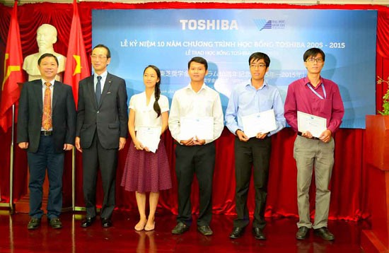 Representatives of Japan’s Toshiba Corporation offer scholarships to students of the National University in HCMC on September 11 (Photo: SGGP)