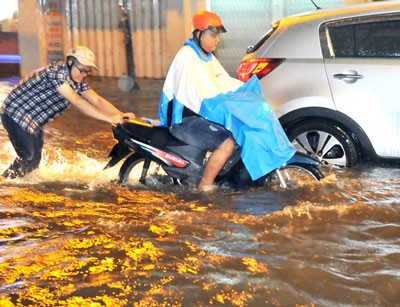 Tran Hung Dao Street is inundated when heavy rain falls (Photo: SGGP)