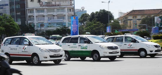 Most transport companies in HCMC have slightly cut their prices after petrol prices reduced for several times since last year (Photo: SGGP)