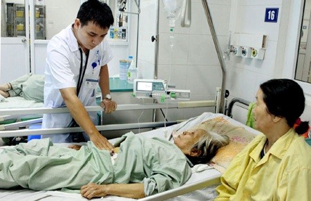 A doctor gives check-up for patients at Ha Noi's Saint Paul Hospital. Health workers' attitude towards patients have been improved after many hospitals committed to improve their services two months ago. — VNA/VNS Photo Duong Ngoc