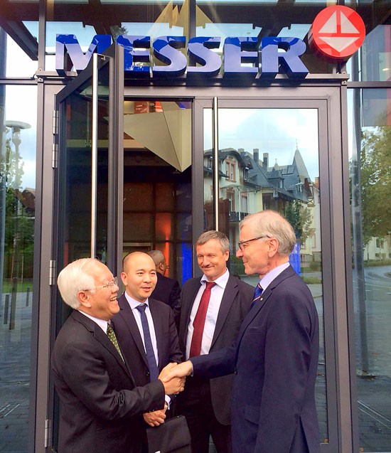 Chairman of Ho Chi Minh City People’s Committee Le Hoang Quan (first left) and President of Messer Group. (Photo:SGGP)
