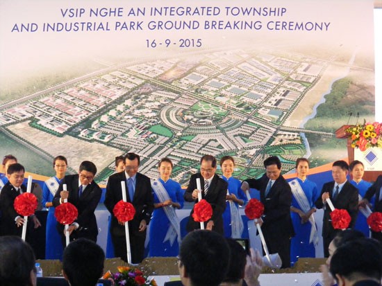 Vietnamese PM Nguyen Tan Dung, Minister for Trade and Industry of the Republic of Singapore Lim Hng Kiang and leaders of ministries, agencies of two countries join in VSIP Nghe An Integrated Township and Industrial Park ground breaking ceremony on September 16.(Photo:SGGP)