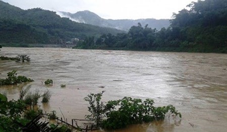 Thanh Hoa's Quan Son township is cut off due to rising water of the Lo River (Photo: vnexpress.net)