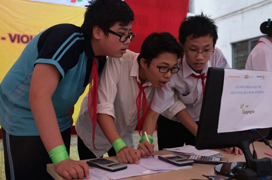 Students compete ‘Vi-Olympic’ Internet-based Maths Contest. (Photo:SGGP)