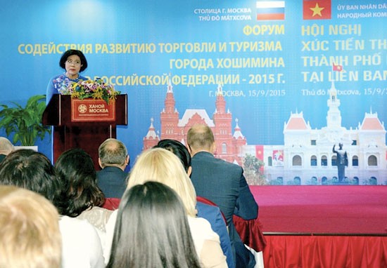 Deputy Chairwoman of the Ho Chi Minh City People’s Committee Nguyen Thi Hong delivers a speech at the 2015 Ho Chi Minh City Trade and Tourism Promotion Conference on September 15. (Photo:SGGP) Russian businessmen absorb information of Vietnamese goods. (Photo:SGGP) Vietnamese enterprises showcase their products at the conference. (Photo:SGGP) Vietnamese goods with plentiful design of packaging are displayed at the conference. (Photo:SGGP)