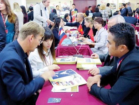 Russian businessmen absorb information of Vietnamese goods. (Photo:SGGP) Vietnamese enterprises showcase their products at the conference. (Photo:SGGP) Vietnamese goods with plentiful design of packaging are displayed at the conference. (Photo:SGGP)