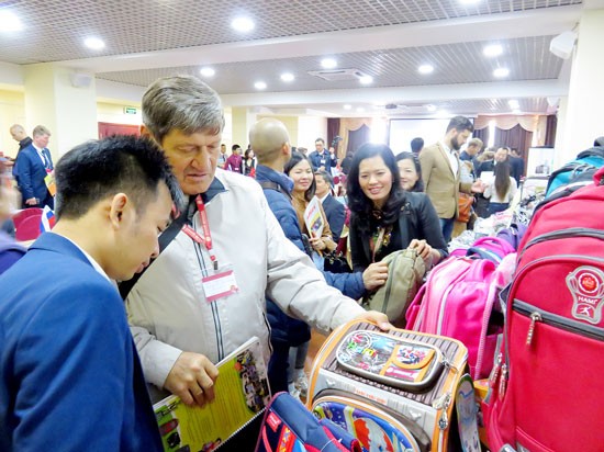 Vietnamese goods with plentiful design of packaging are displayed at the conference. (Photo:SGGP)