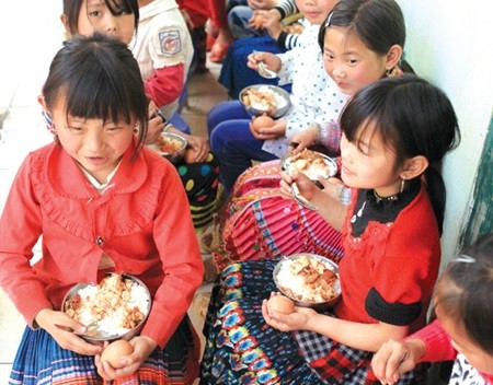 Ethnic children have lunch in northern Lao Cai Province's Man Than Primary School. — VNS Photo Thai Ha