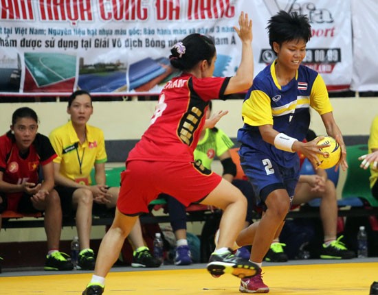 Vietnam and Thailand compete in the women's opening match.(Photo: SGGP)