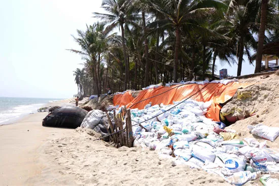 Suy giảm bùn cát từ thượng lưu gây xói lở bờ biển