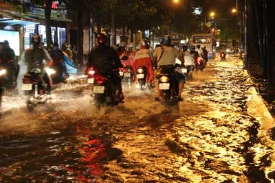 TPHCM: Mưa khoảng 1 giờ, nhiều nơi tiếp tục bị ngập
