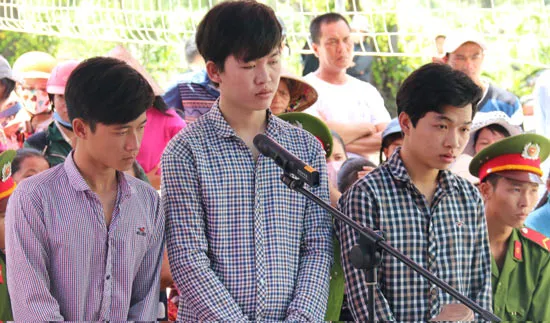 Kiên Giang: 36 tháng tù cho 3 đối tượng xúc phạm quốc kỳ