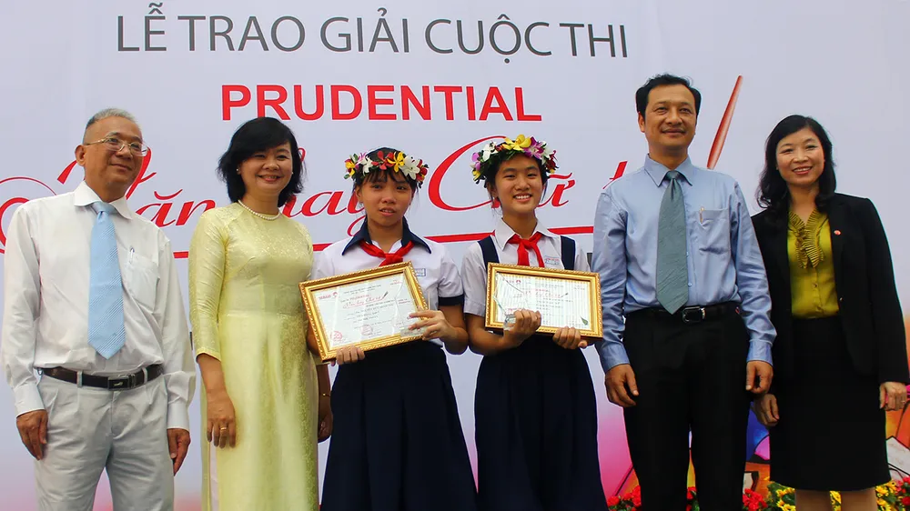 Trao giải cuộc thi Prudential - Văn hay chữ tốt năm 2015 tại TPHCM ảnh 4