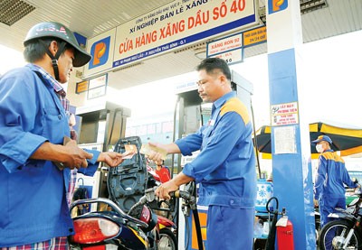 Retail price for RON 92 petrol goes up VND 18, 130 per liter. (Photo:SGGP)