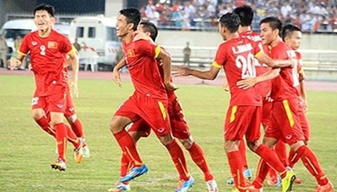 Vietnamese U19 players celebrate scoring against U19 Brunei at the AFC U19 qualifiers. (Source: vtc.vn)