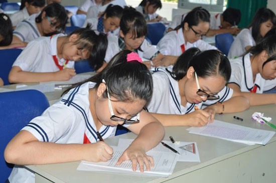 Students sit in district- level round of the 2015 Prudential-good essay, good writing contest, (Photo: SGGP)