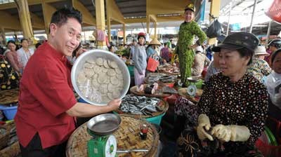 Martin Yan at Xom Moi Market in Nha Trang City during his journey for the reality show ‘Martin Yan-Taste of Vietnam’ (Photo: Tuoi Tre)