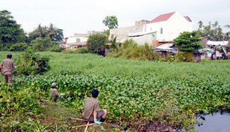 The Cau Cut Canal in HCM City's Go Vap District is narrowed by houses along its riverbanks. Illegal encroachment on the canal has caused flooding on many streets. — Photo govap.hochiminhcity.gov.vn