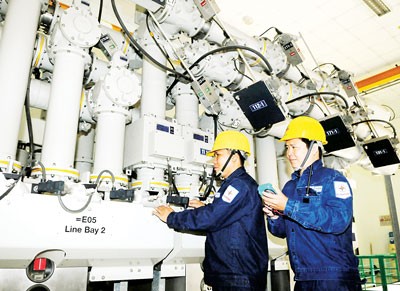 EVN workers operate an 110kv transmission station (Photo: SGGP)