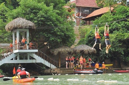 Foreign tourists enjoy activities in the central province of Quang Binh. The number of foreign tourists visiting Viet Nam has grown over the last three months, following a 13-month decline due to disease, unstable economies and fierce regional competition. (Photo: VNA/VNS)