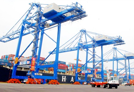 Cargo loading at Tan Cang Seaport (Photo: SGGP)