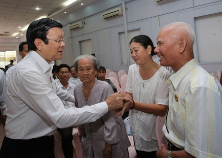 President Truong Tan Sang meets with constituents in HCM City's Districts 1 and 4 to hear their proposals ahead of the 10th session of the 13th National Assembly. (Photo: VNA/VNS )