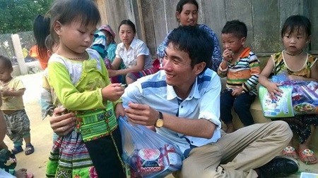 Nguyen Bao Ngoc donates food and clothes to underpriviledged children in Yen Bai province. — Photo courtesy of Bao Ngoc