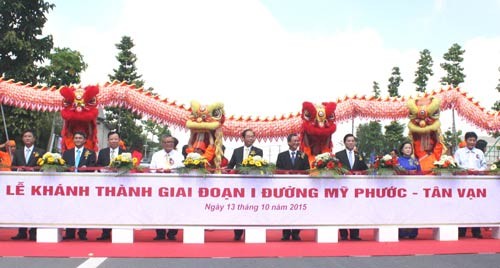 Leaders of Binh Duong province cut ribbon to inaugurate phase 1 of My Phuoc- Tan Van route. (Photo:SGGP)