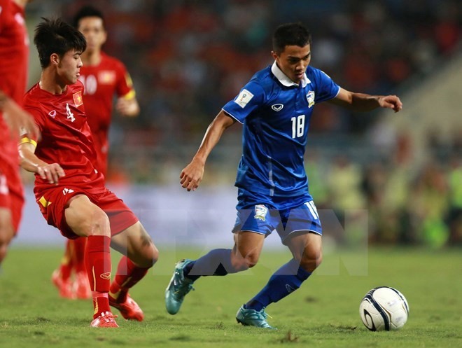 Thailand (blue) beat Vietnam 3-0 in the match at My Dinh Stadium on Oct. 13 (Photo: VNA)