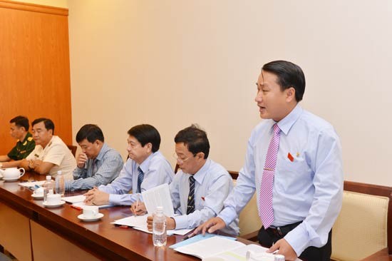Delegates discuss at their groups at the 10th congress of the HCMC Party Committee (Photo: SGGP)