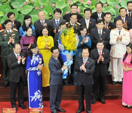 HCMC Party Committee Secretary Le Thanh Hai gives flowers to four deputies (Photo: SGGP)