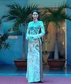 Vietnam Miss Universe 2015 Pham Huong performs at the Ao Dai and Saree. (Source: VNA)