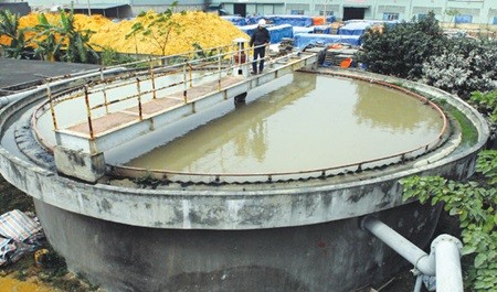 A worker examines a waste water treatment tank for businesses in Thanh Hoa Province's Le Mon Industrial Park. Deputy Prime Minister Hoang Trung Hai asked for more inspections of businesses' implementation of environmental-protection regulations. (Photo: VNA/VNS)