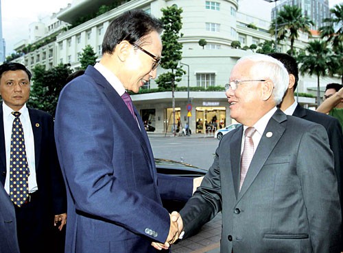 Chairman of HCMC People’s Committee Le Hoang Quan (R) received former South Korean President Lee Myung Bak in HCMC on October 21 (Photo: SGGP)