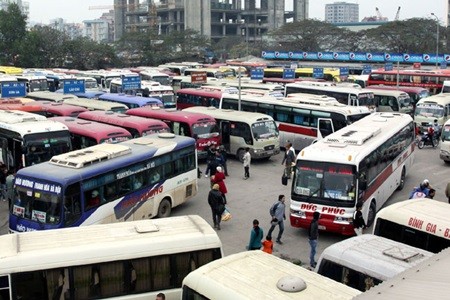 Coaches go in and out My Dinh Terminal in Ha Noi. The Ha Noi Transport Department will publish maps of fixed inter-provincial coach routes to and from the city. — VNA/VNS Photo The Duyet