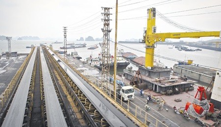 A view of the coal port of Cua Ong Coal Company in the northern coastal province of Quang Ninh. Coal mining is among the activities that harm the environment and warrant the collection of environmental protection fees. (Photo: VNA/VNS)